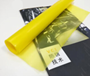 本公司采用三層共擠吹膜機，由內層模體、中層模體、外層膜體組成，分別將三層共擠的膜體配方進行配比，配三種不同屬性的合金擠出機，配套合適的高精度模具和德系風環(huán)，均勻混合擠出，一次性吹制的薄膜。本公司設備吹制的防銹膜在不破損的情況下，使用壽命長，防銹能力強，成本低等特點。